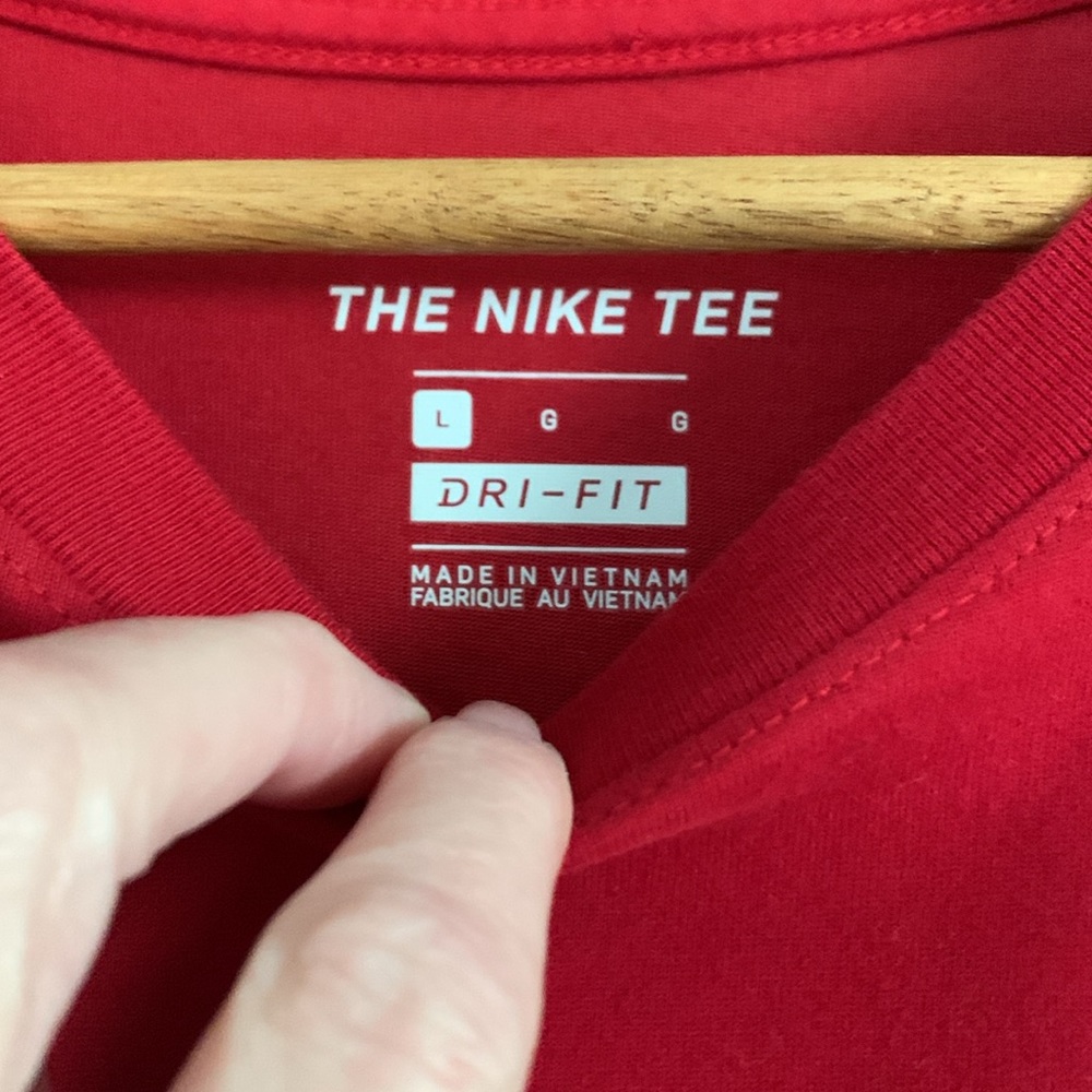 Nike Air Artist Collection - large dri-fit red tee shirt - short sleeve - Picture 3 of 9